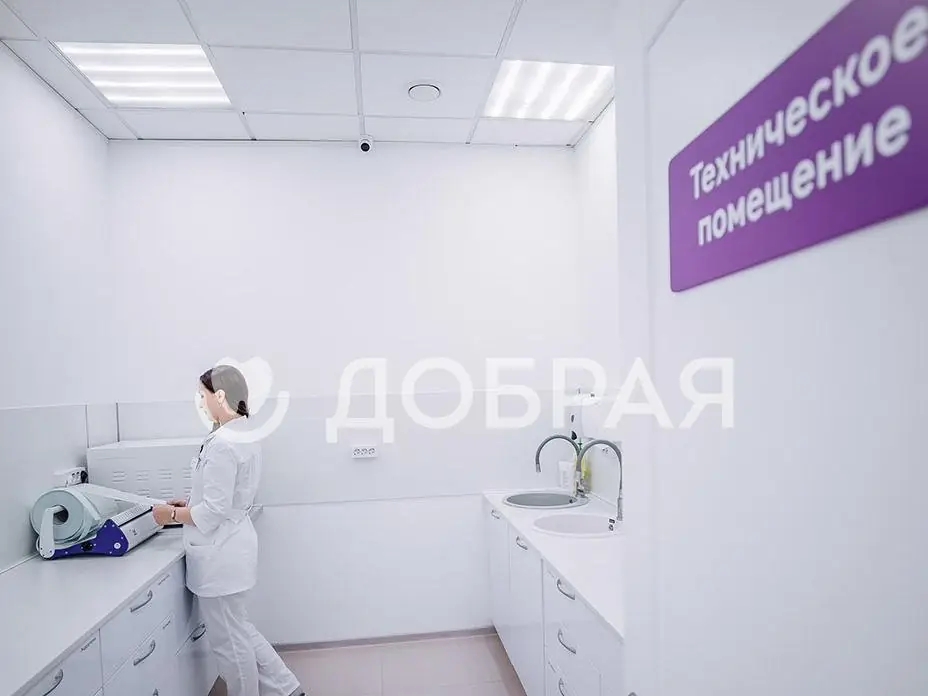 Специалист обрабатывает инструменты в техническом помещении клиники